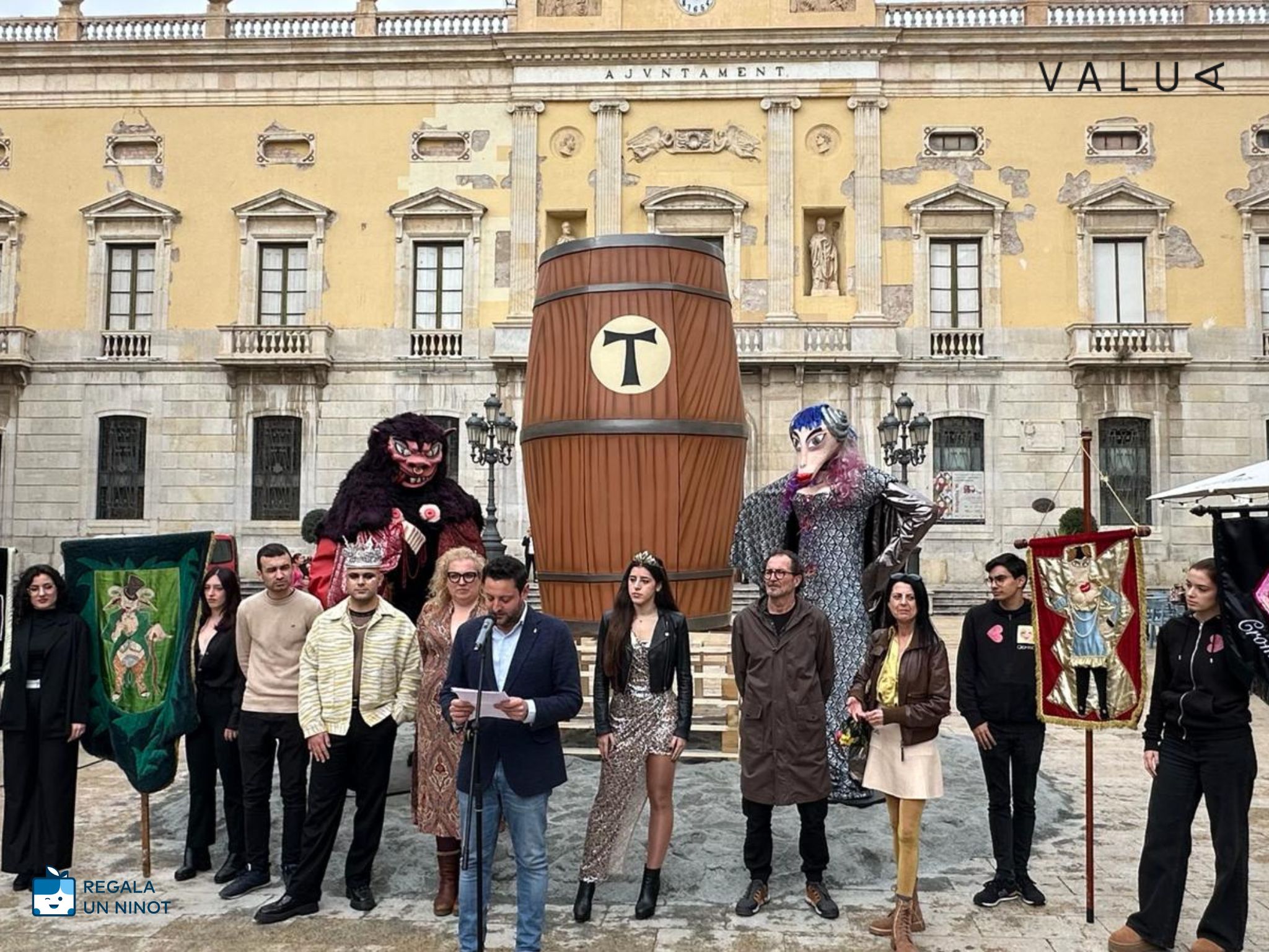 carnaval-tarragona-figura-decoracion-evento-barril-bota-valua