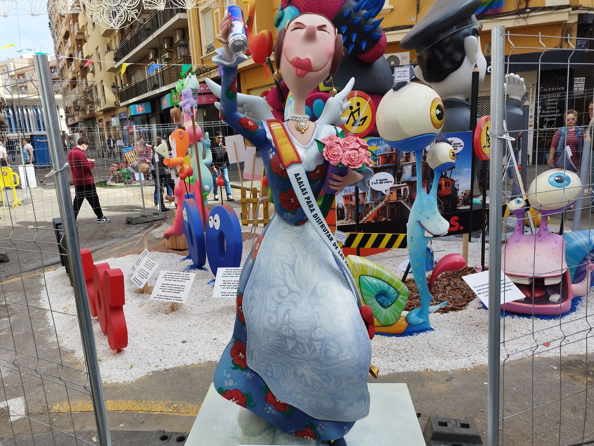 figura-fallera-red-bull-fallas-figura-decorativa-valua