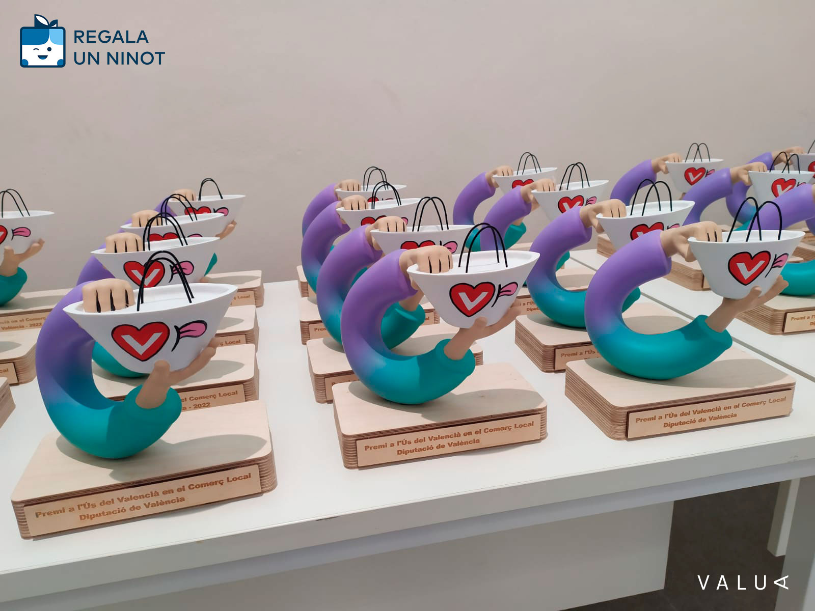 trofeos-premios-comercio-local-uso-valenciano-diputacio-valencia-regala-un-ninot