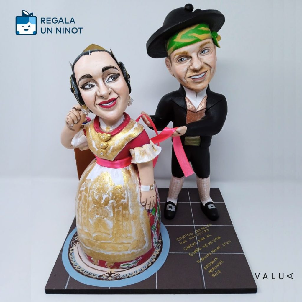ninot-parella-fallers-regal-especial-Jorge-Fabuel-indumentarista-falles-regala-un-ninot