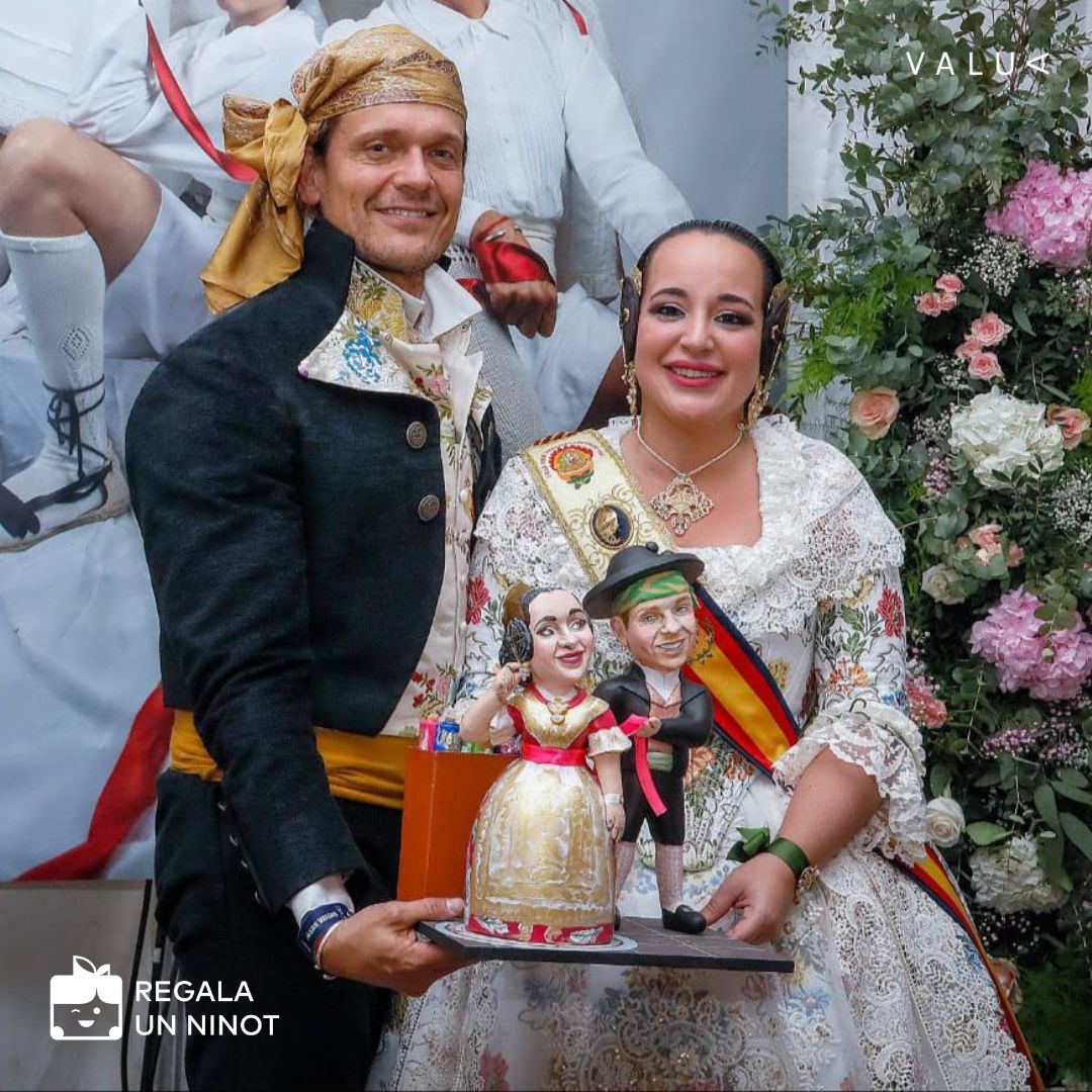 ninot-pareja-falleros-regalo-especial-Jorge-Fabuel-indumentarista-fallas-regala-un-ninot