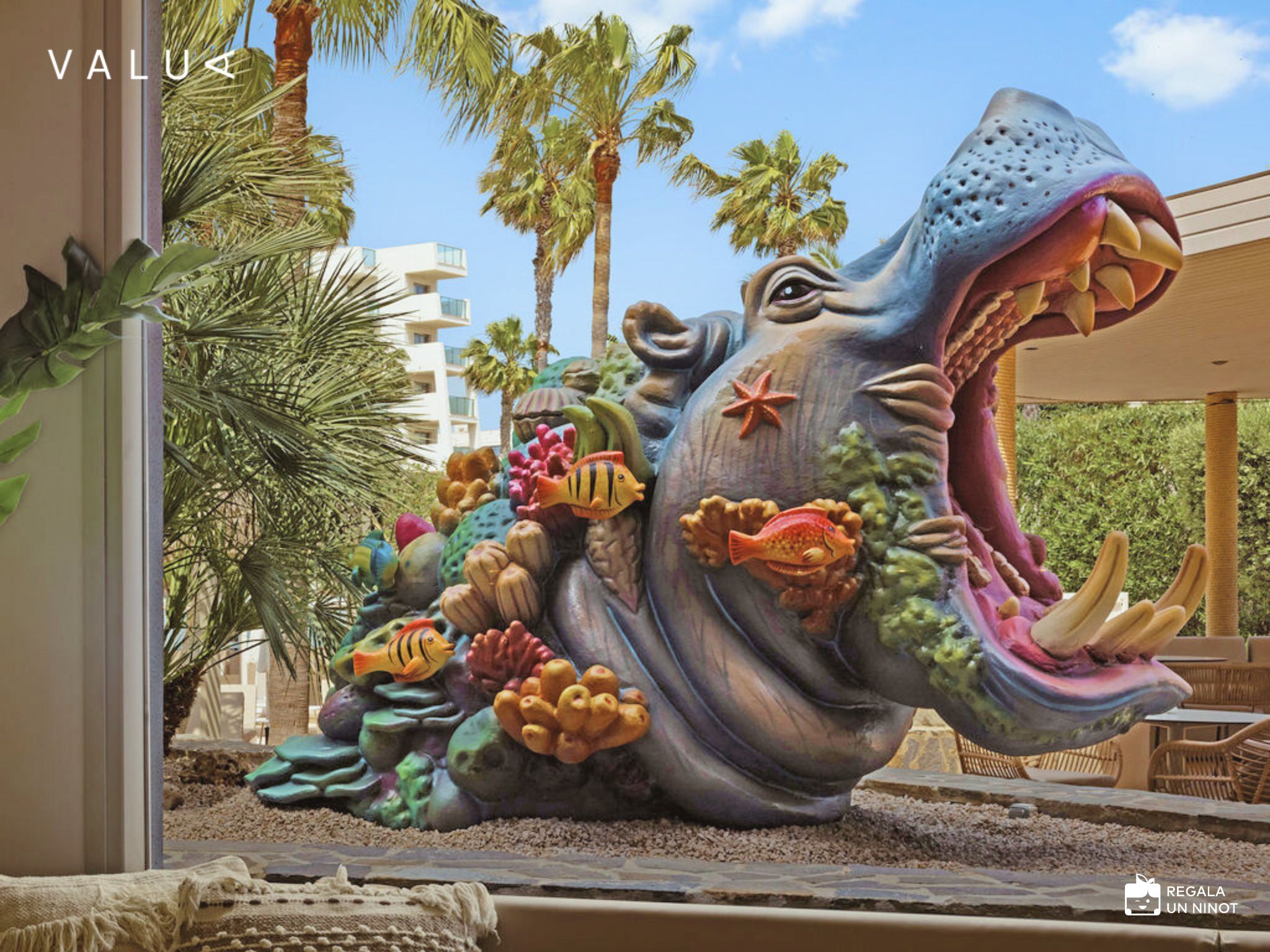 L’acolorida tematització exterior de la piscina del Marins Beach Club