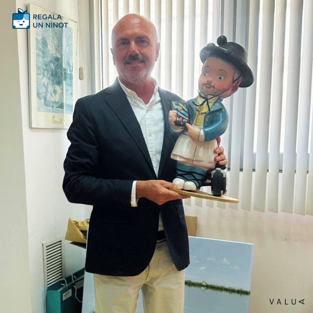ninot-director-ventas-siemens-regalo-jublicación-regala-un-ninot
