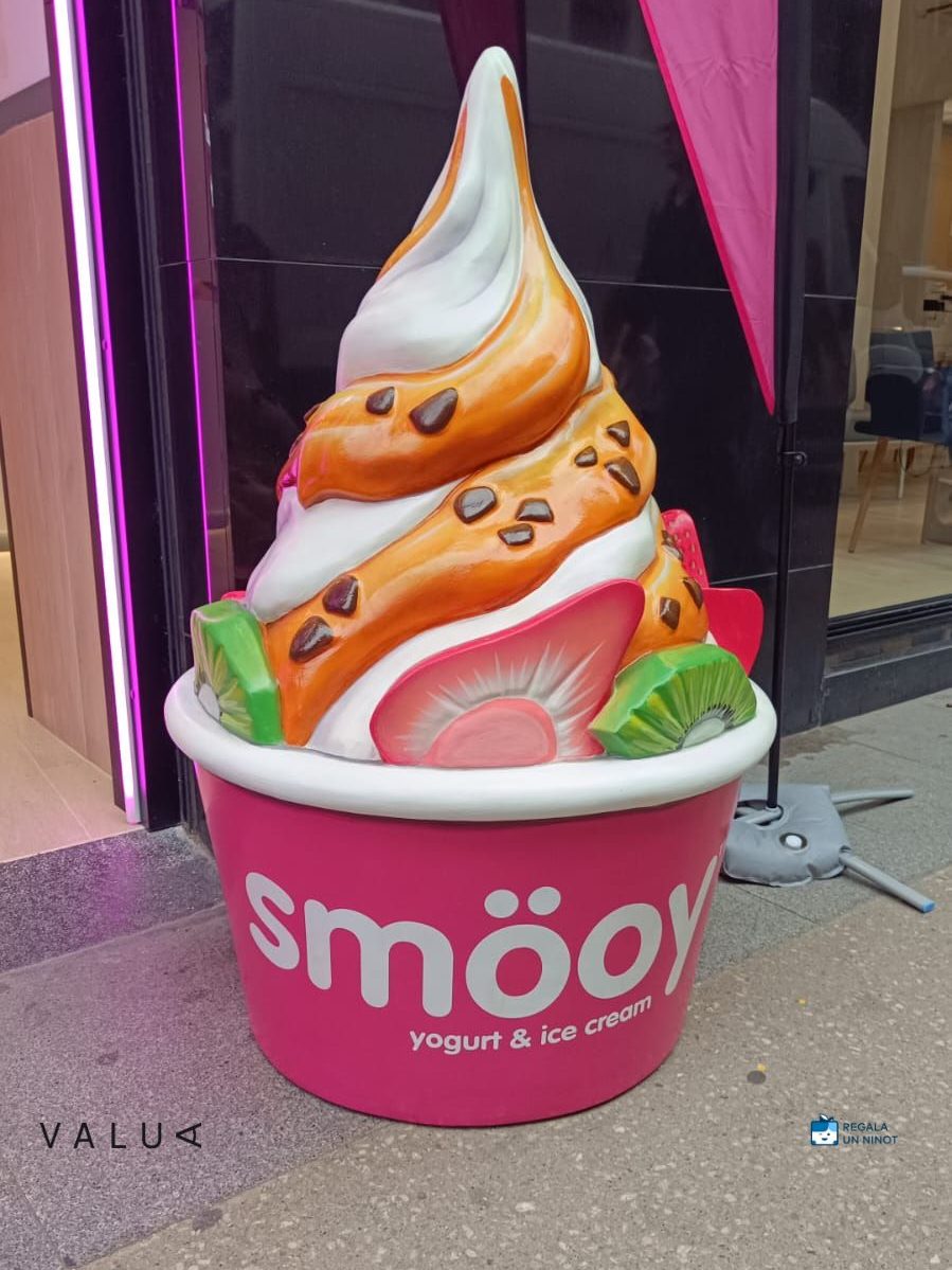 decoració de la gelateria-tendisca-realista-terrina-gelat-smooy-valua