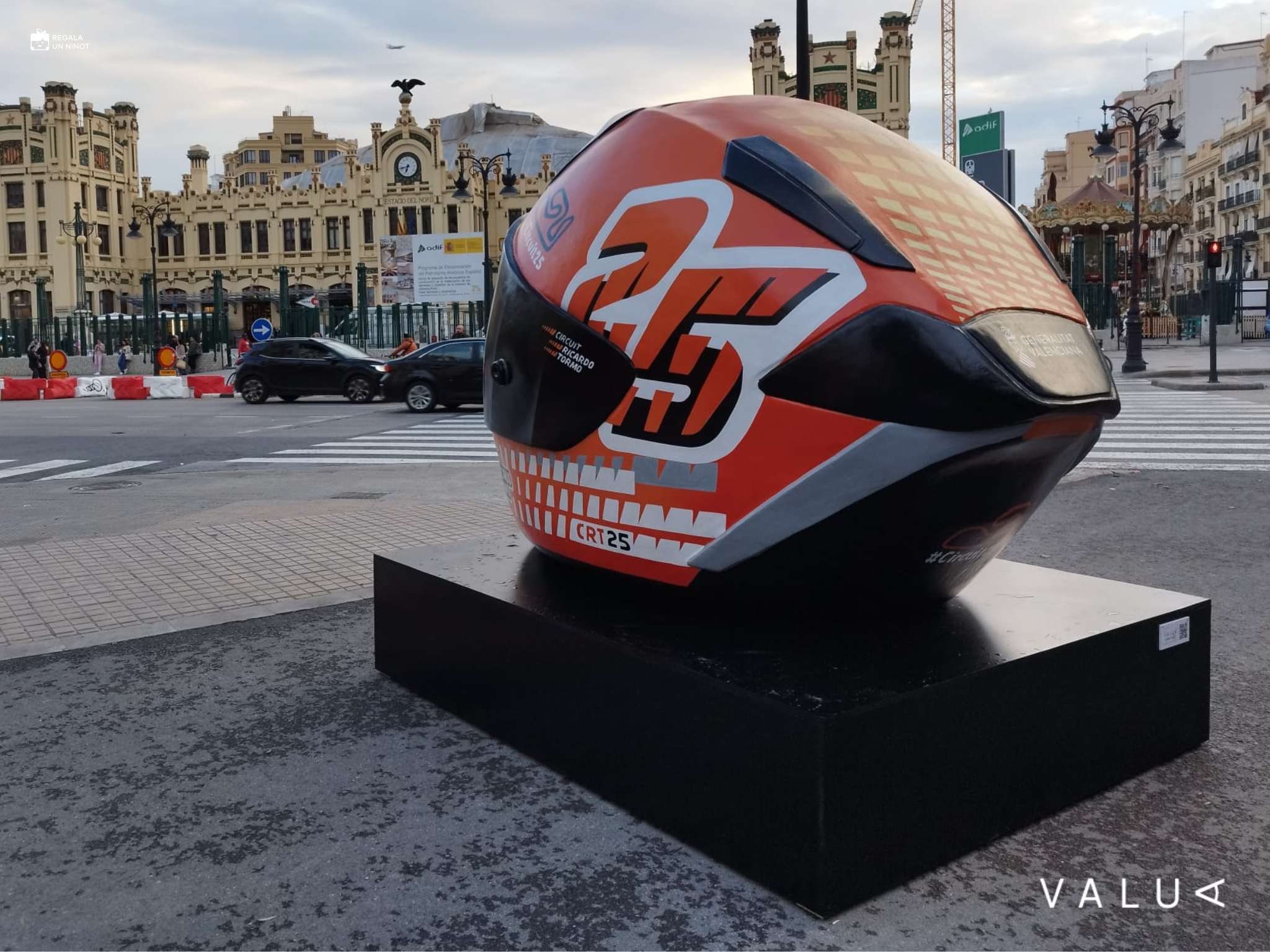 5 cascos gegants apareixen a València amb motiu del Gran Premi de MotoGP del Circuit Ricardo Tormo