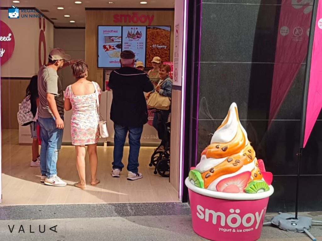 decoració de la gelateria-tendisca-realista-terrina-gelat-smooy-valua