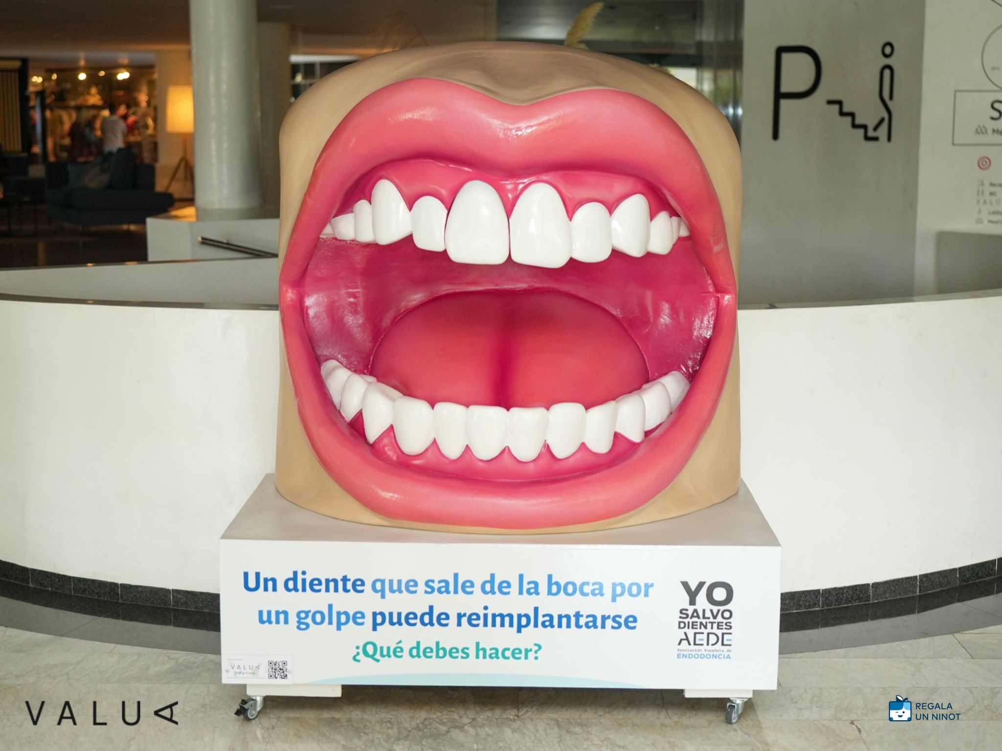 La decoració perfecta per al Congrés Nacional d’Endodòncia, una boca gegant sana