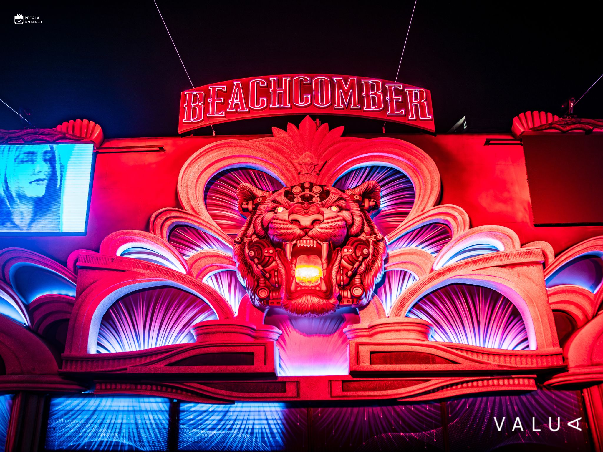 La salvatge tematització de la façana de Beachcomber