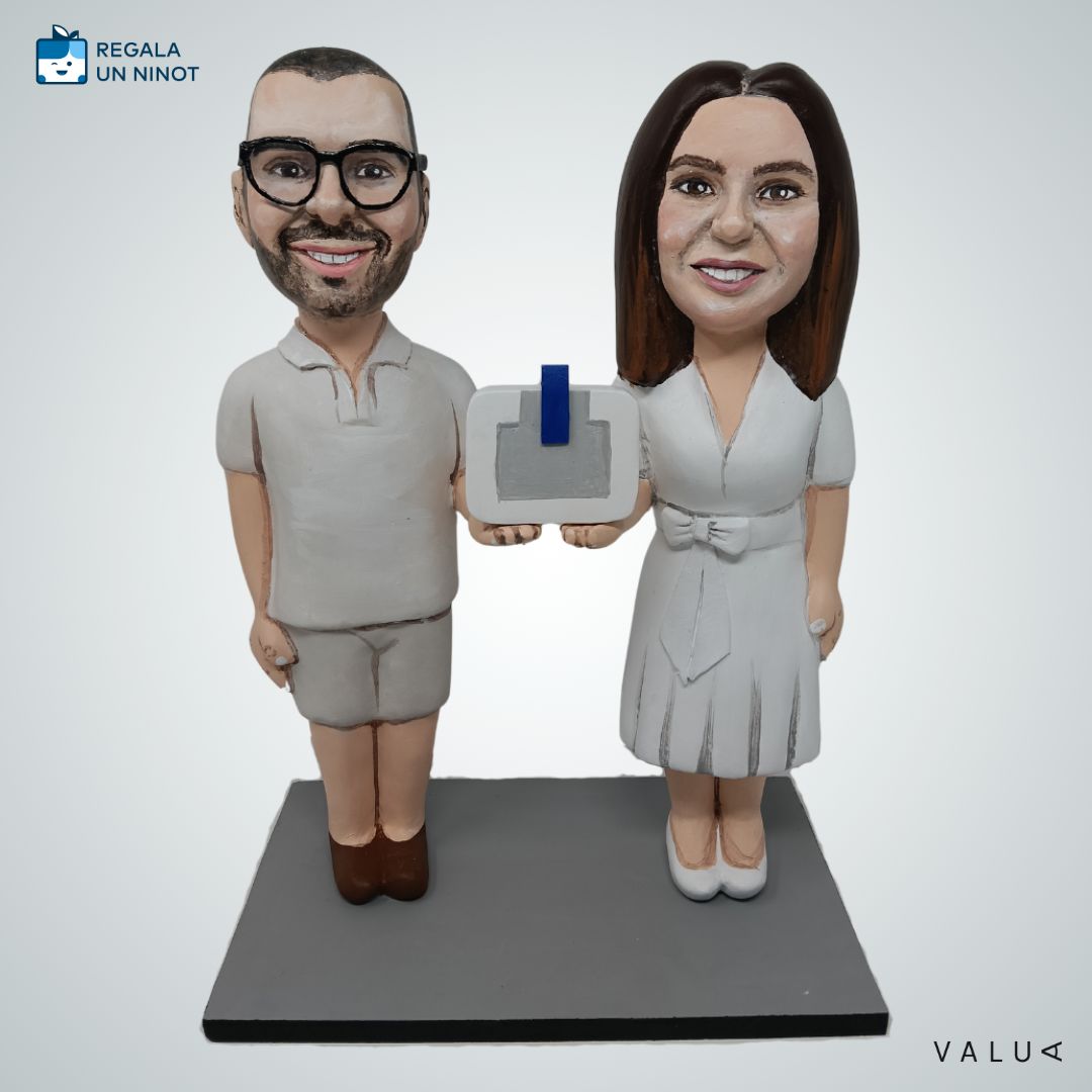 Un ninot personalitzat d’empresa per a una parella de treballadors de PowerCo