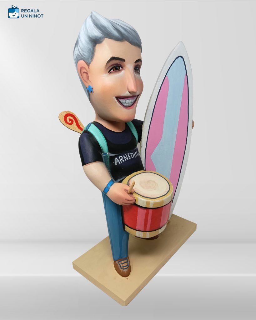 Ninot personalitzat per a jubilació amb surf i batucada fet per artistes fallers de Regala un Ninot.