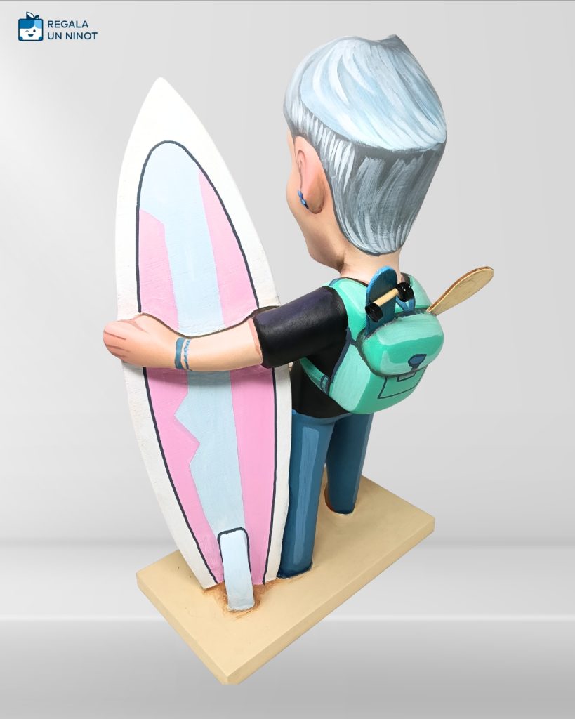 Ninot personalitzat per a jubilació amb surf i batucada fet per artistes fallers de Regala un Ninot.