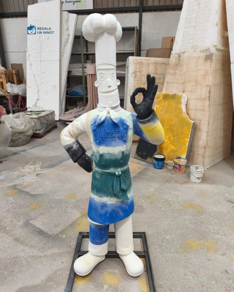 Figura del chef de Menja't Sollana durante la fase de preparación en el taller