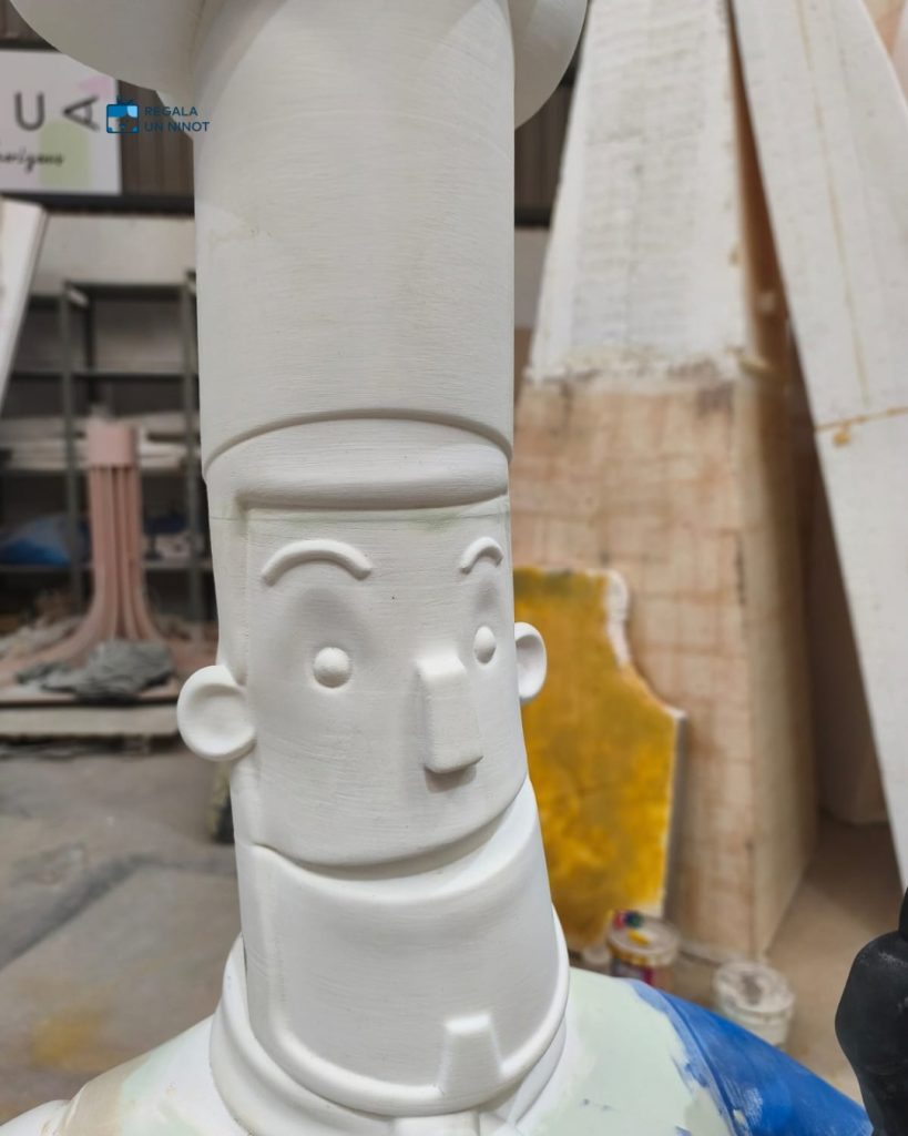 Cara de la figura del chef de Menja't Sollana tallada en el taller, antes de pintar