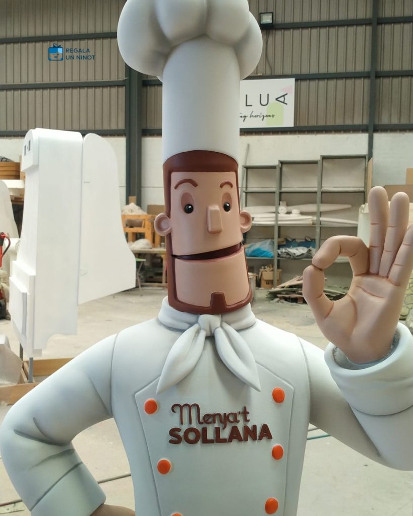 Figura del chef de Menja't Sollana terminada en el taller